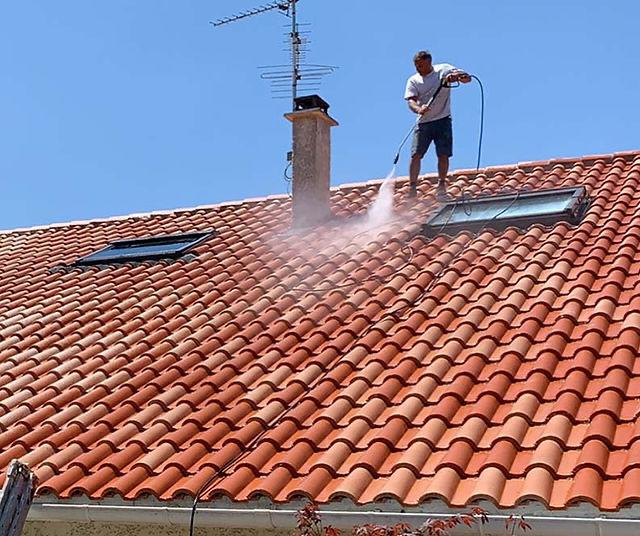Démoussage toiture tuiles rondes – nettoyage haute pression