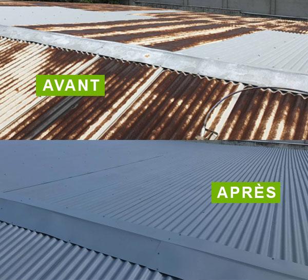 Deux couvreurs travaillant sur une toiture en construction